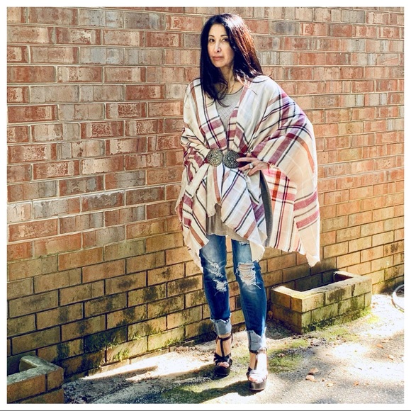 ✨LAST 1✨Beige plaid oversized gorgeous poncho cape - Picture 3 of 8